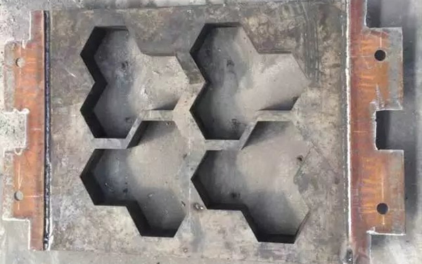 ģ