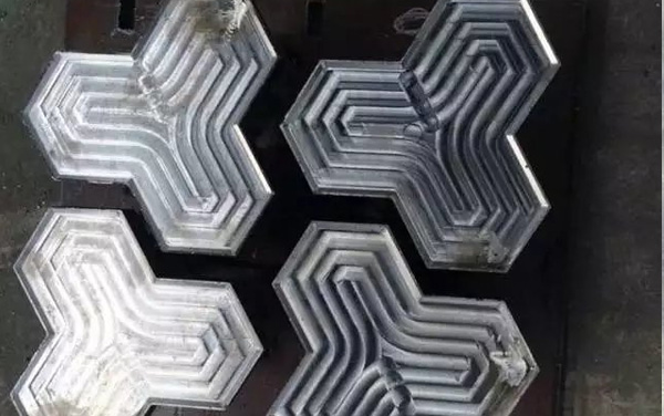 ģ